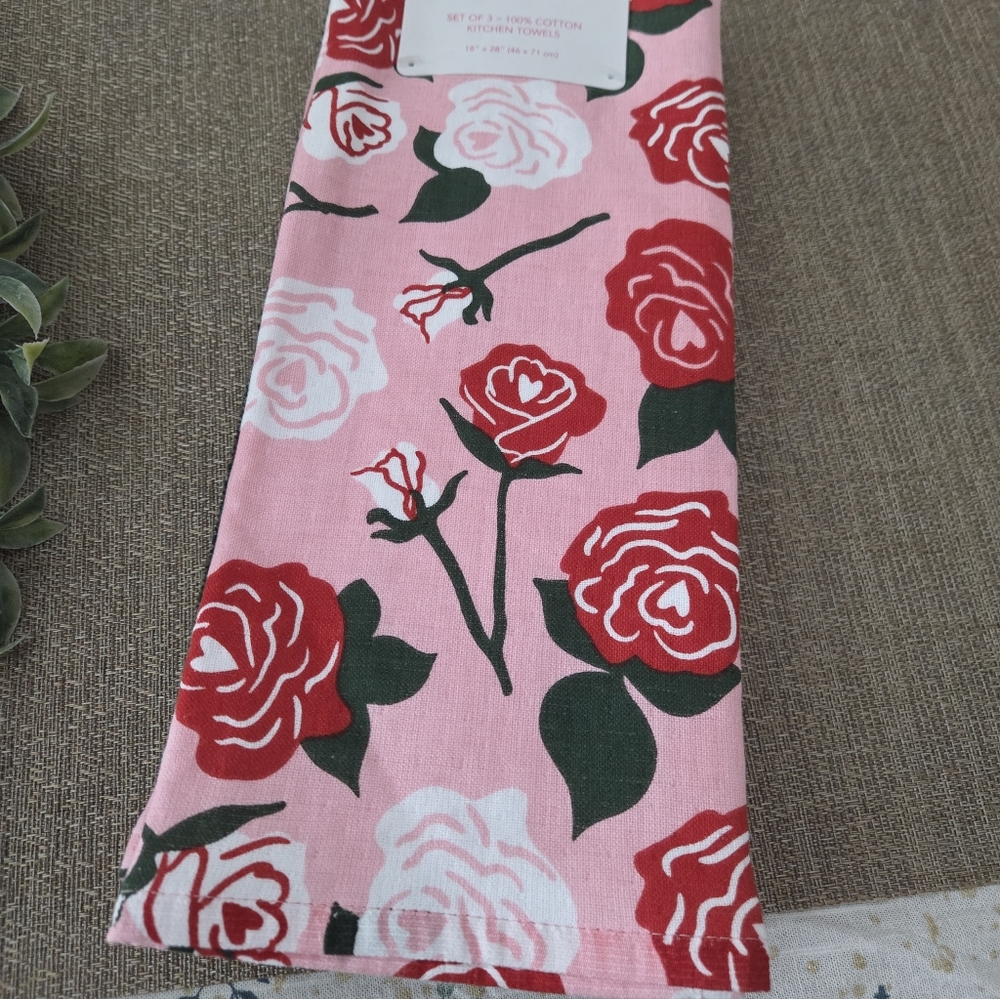 Isaac Mizrahi Pink and Red Rose Kitchen Towels - Picture 5 of 5